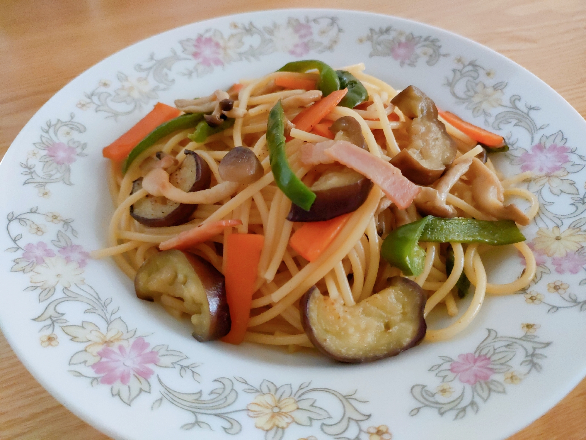 たっぷり野菜としめじとベーコンの和風パスタ