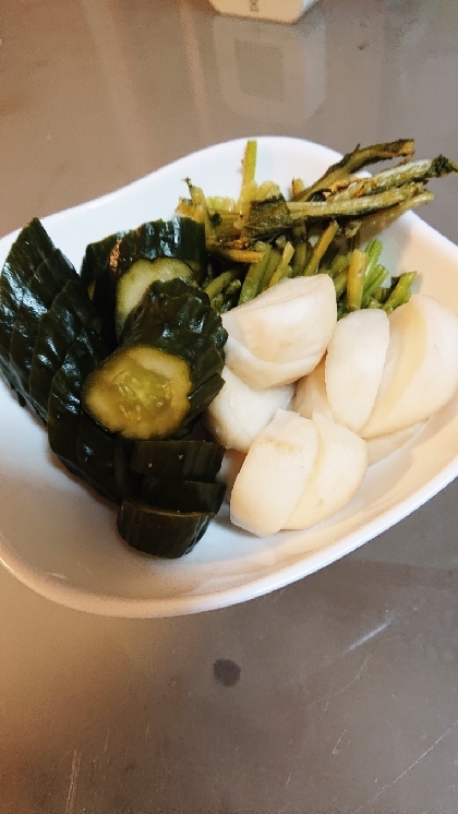 色々な食材でぬか漬けを作っています。
お勧めはアスパラと大和芋です。