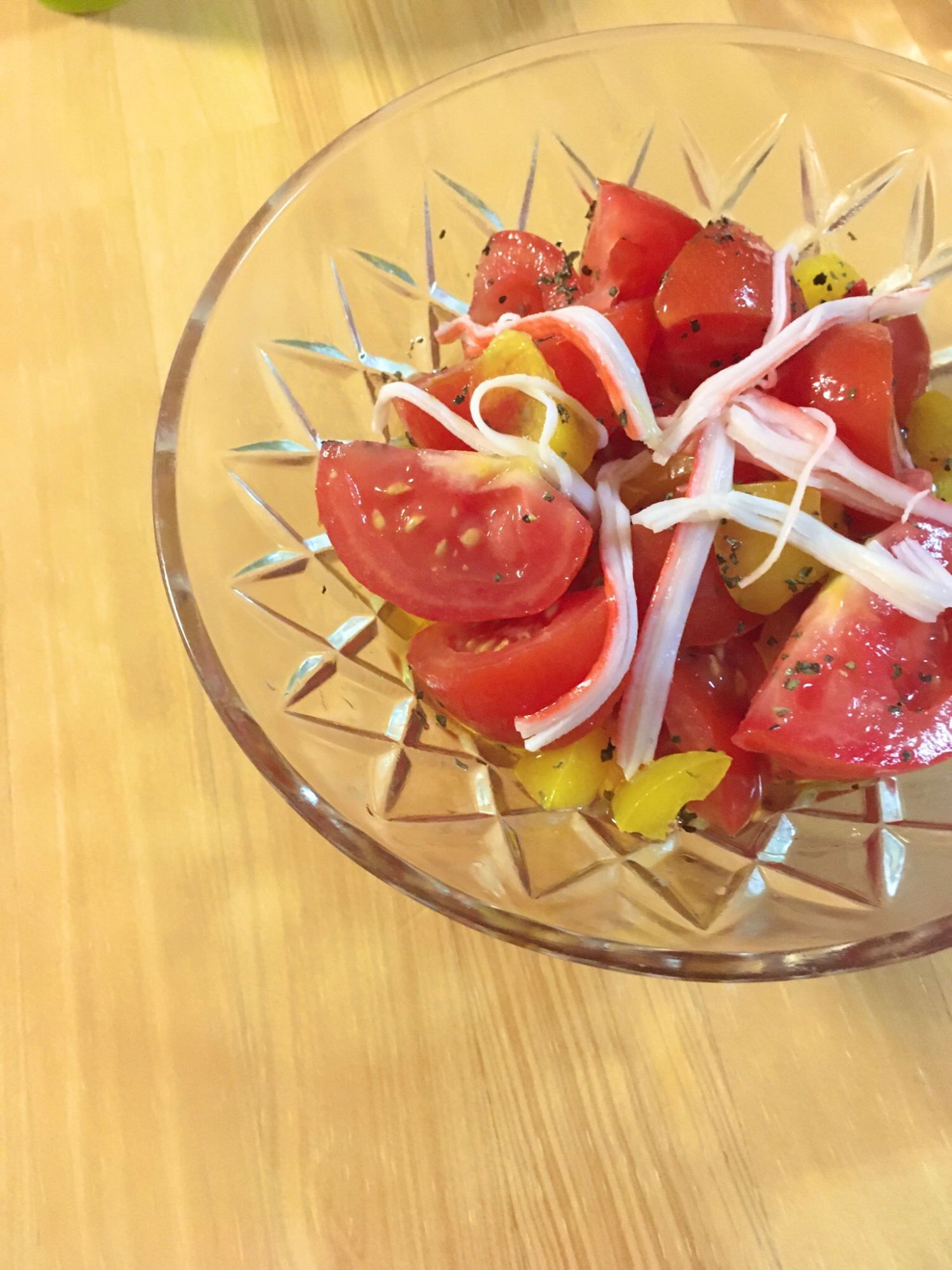 完熟トマトとカニカマの簡単カラフルサラダ
