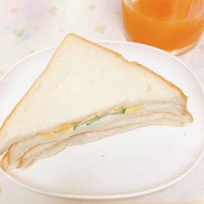 ロールパンサンド きゅうり&ハム挟んで