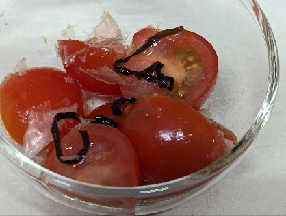 トマトに塩昆布おかかの旨みがうまく絡んでとてもおいしかったです♪