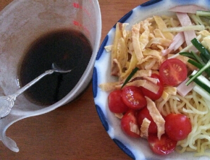 夏休みの昼食に。子供にたれを作ってもらいました！
サッバリと後味のいい冷やし中華でとても美味しい♪
ごちそうさまです(^-^)/