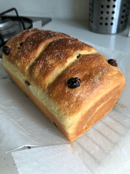 オレンジピールの代わりにレーズンで作りました。
初めてブリオッシュを作りましたが、すごく美味しかったです！