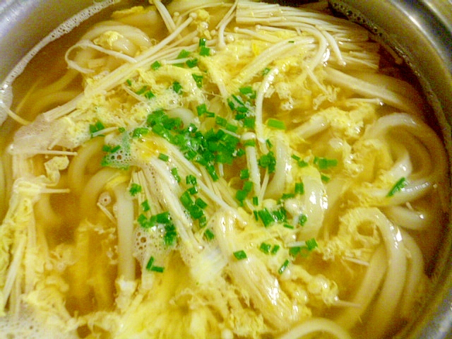 冷凍うどんで簡単♪えのきとふわふわたまごのうどん