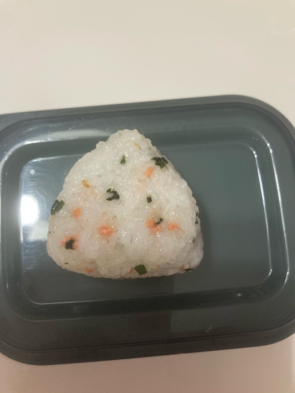 簡単！お弁当や朝ご飯に！鮭とわかめのおにぎり