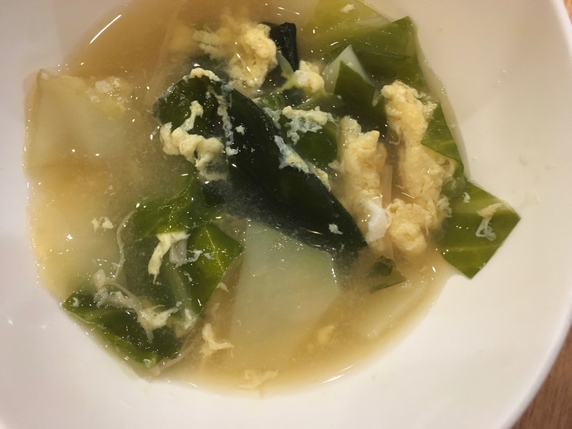 キャベツとわかめとじゃがいもの卵スープ