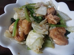 鶏肉とキャベツと小松菜とえのきのマヨポン炒め。