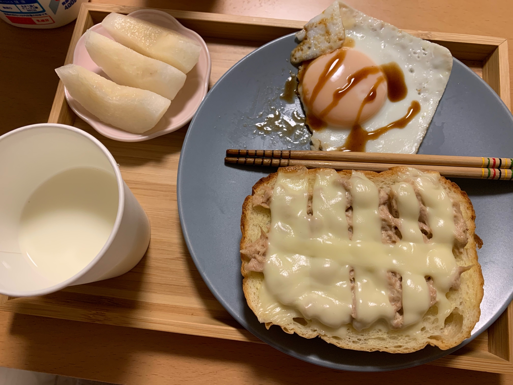 目玉焼きとツナチーズトーストの朝ご飯