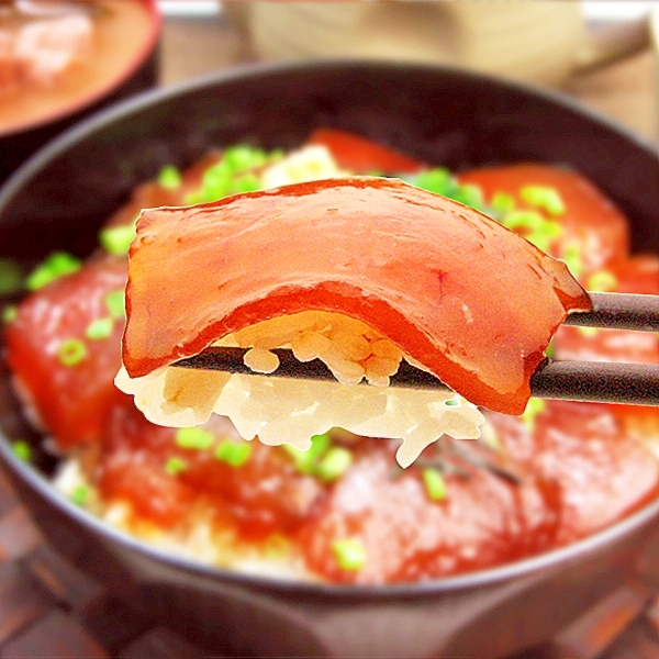 解凍して盛り付けるだけでモチモチ食感マグロ漬け丼！