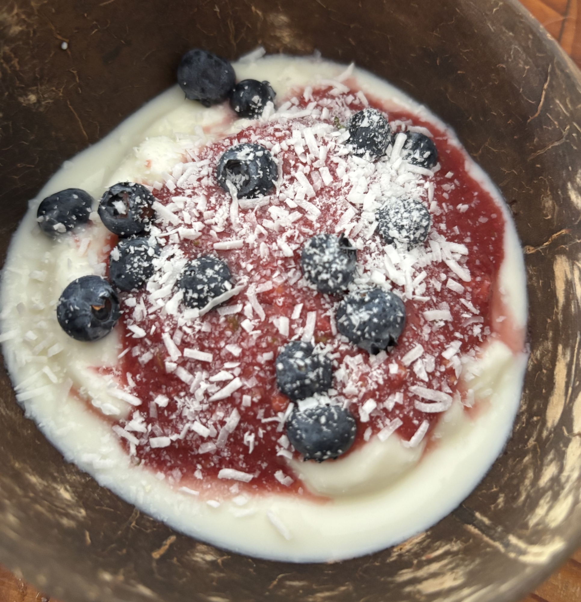 ヨーグルト、グアバソースがけ