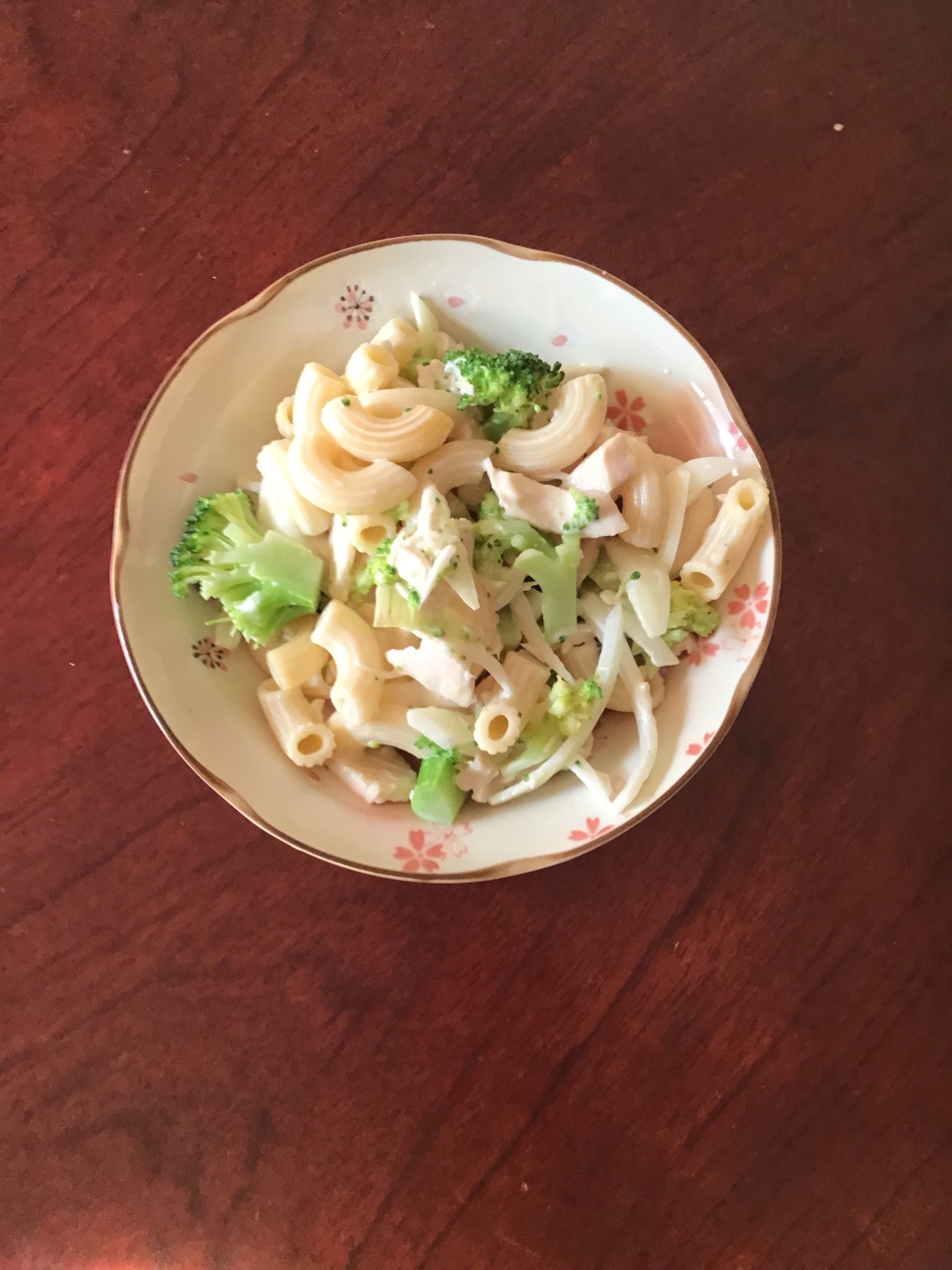 鶏ムネとブロッコリーと玉ねぎのマカロニサラダ。