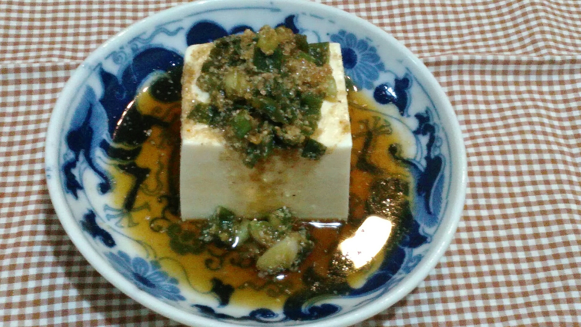 豆腐やゆで豚に、薬味が効いた醤油だれ