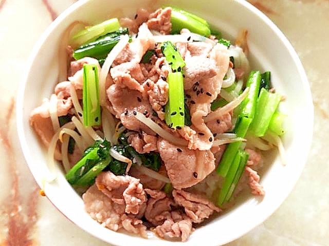 ささっと肉野菜で！豚こまともやし・小松菜の塩炒め丼