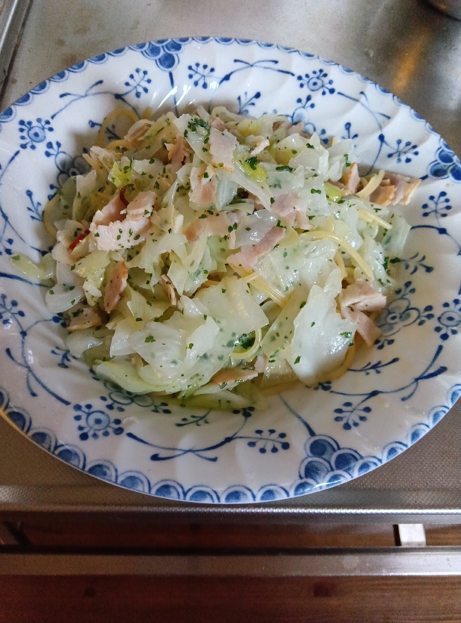 たっぷりキャベツと ベーコンのパスタ