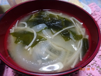 えのきと玉ねぎとわかめの味噌汁