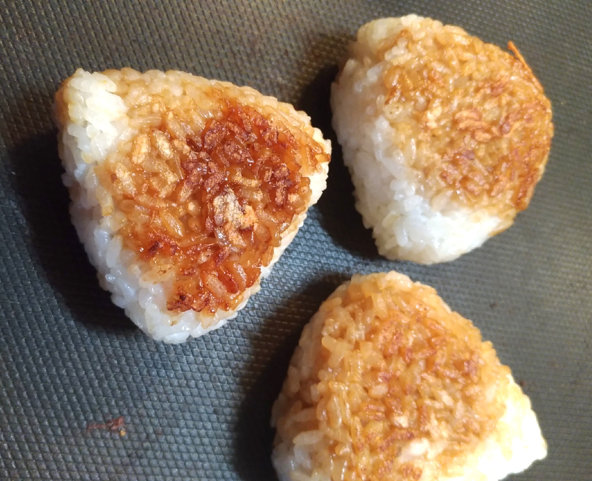 ホットプレートで☆焼き醤油の味染みおにぎり