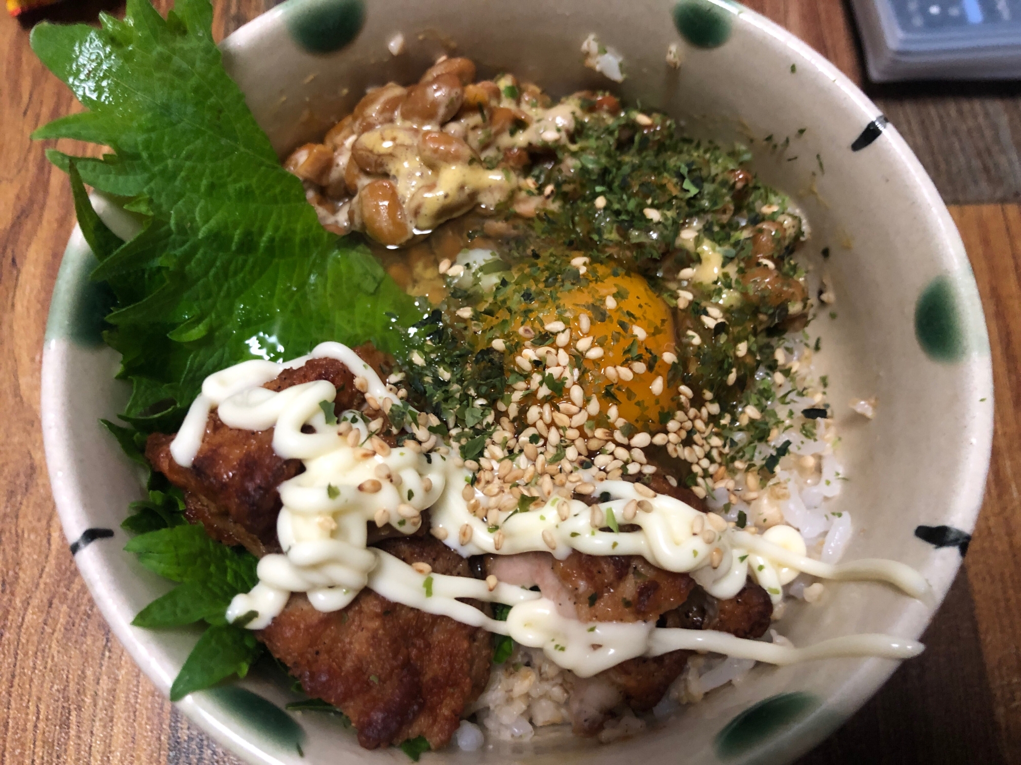 大葉マヨ唐揚げ入り♪納豆卵かけご飯