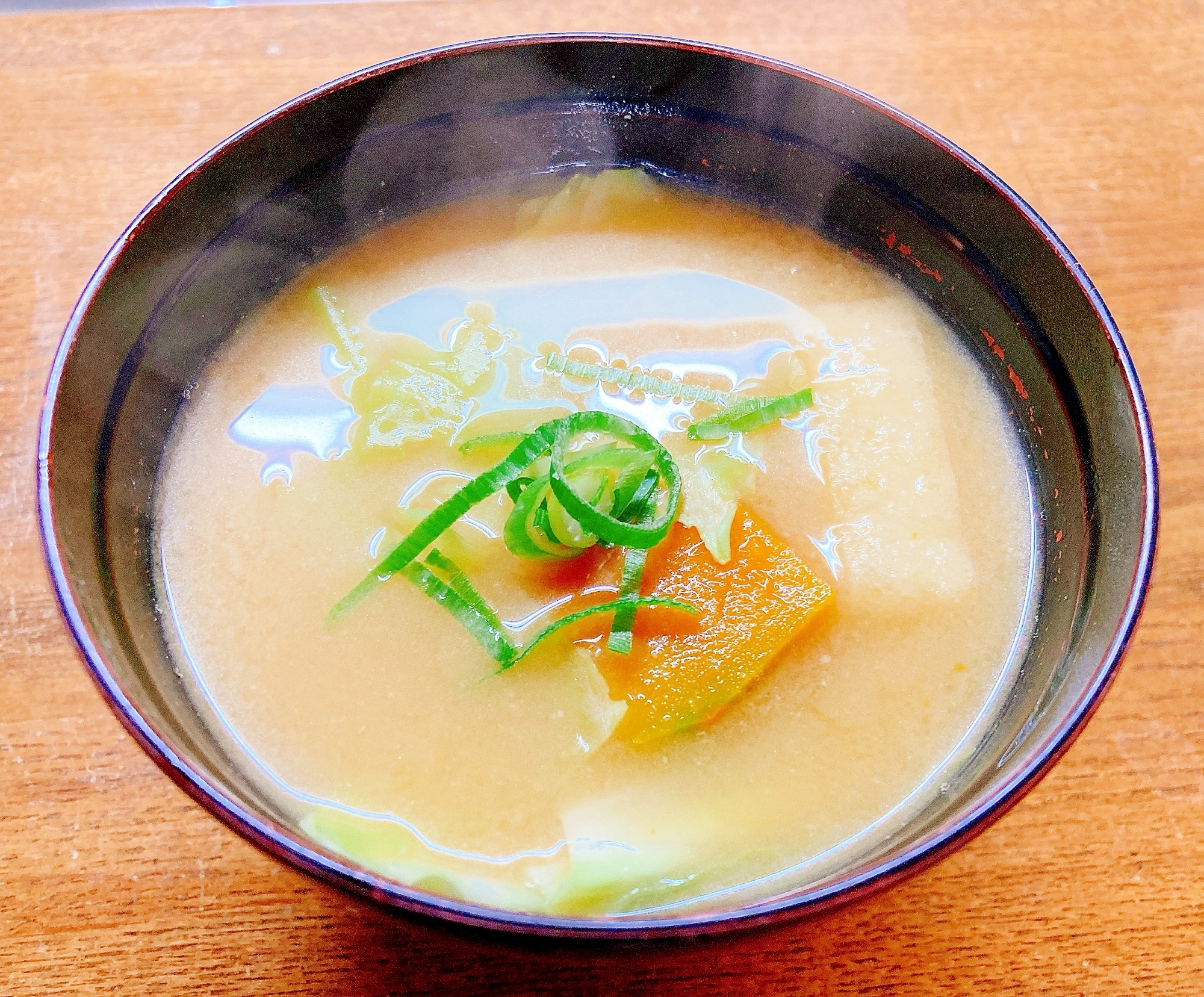 南瓜とキャベツと油揚げの味噌汁
