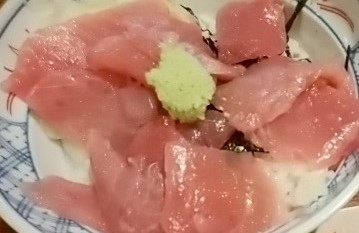 鯵とかんぱちとまぐろの　海鮮丼