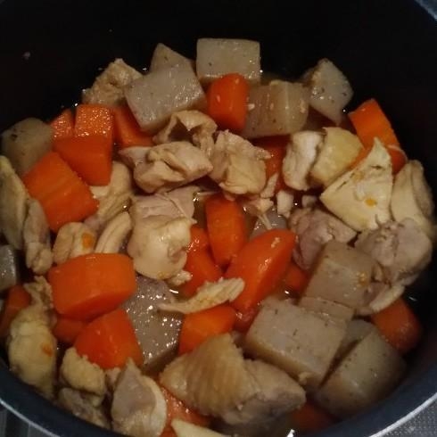 鶏肉と人参と蒟蒻の煮物(生姜風味)