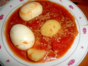 ミンチ肉とじゃがいもとゆで卵のトマト煮