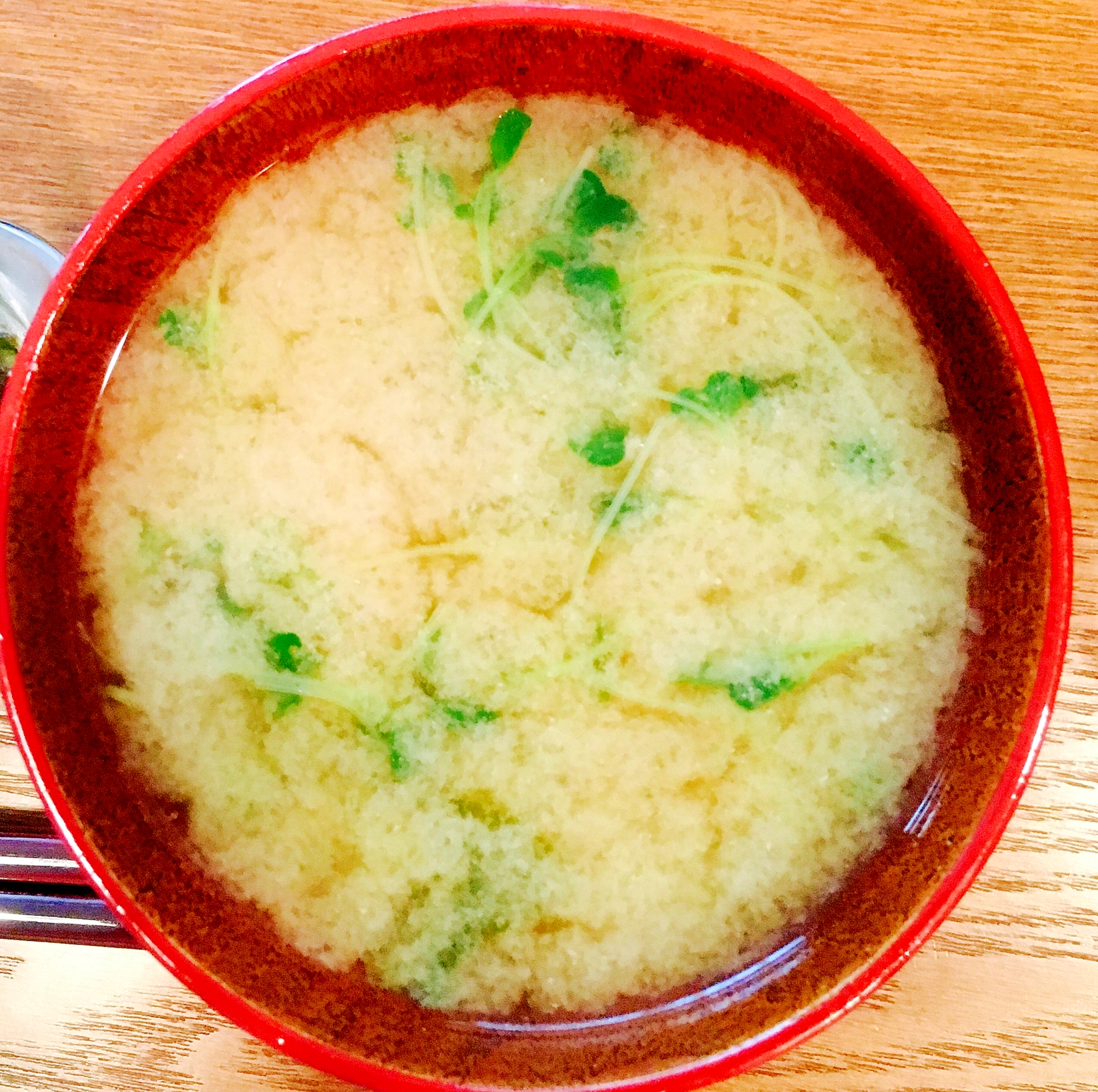 かいわれ大根とワカメの味噌汁