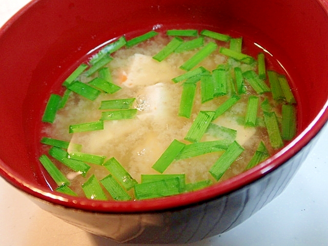 貝だしで　鯵すりみと韮のお味噌汁