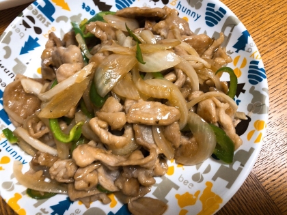 ピーマン1個しかなかったので玉ねぎ半個プラスで作りました。簡単美味しくご飯が進みました！