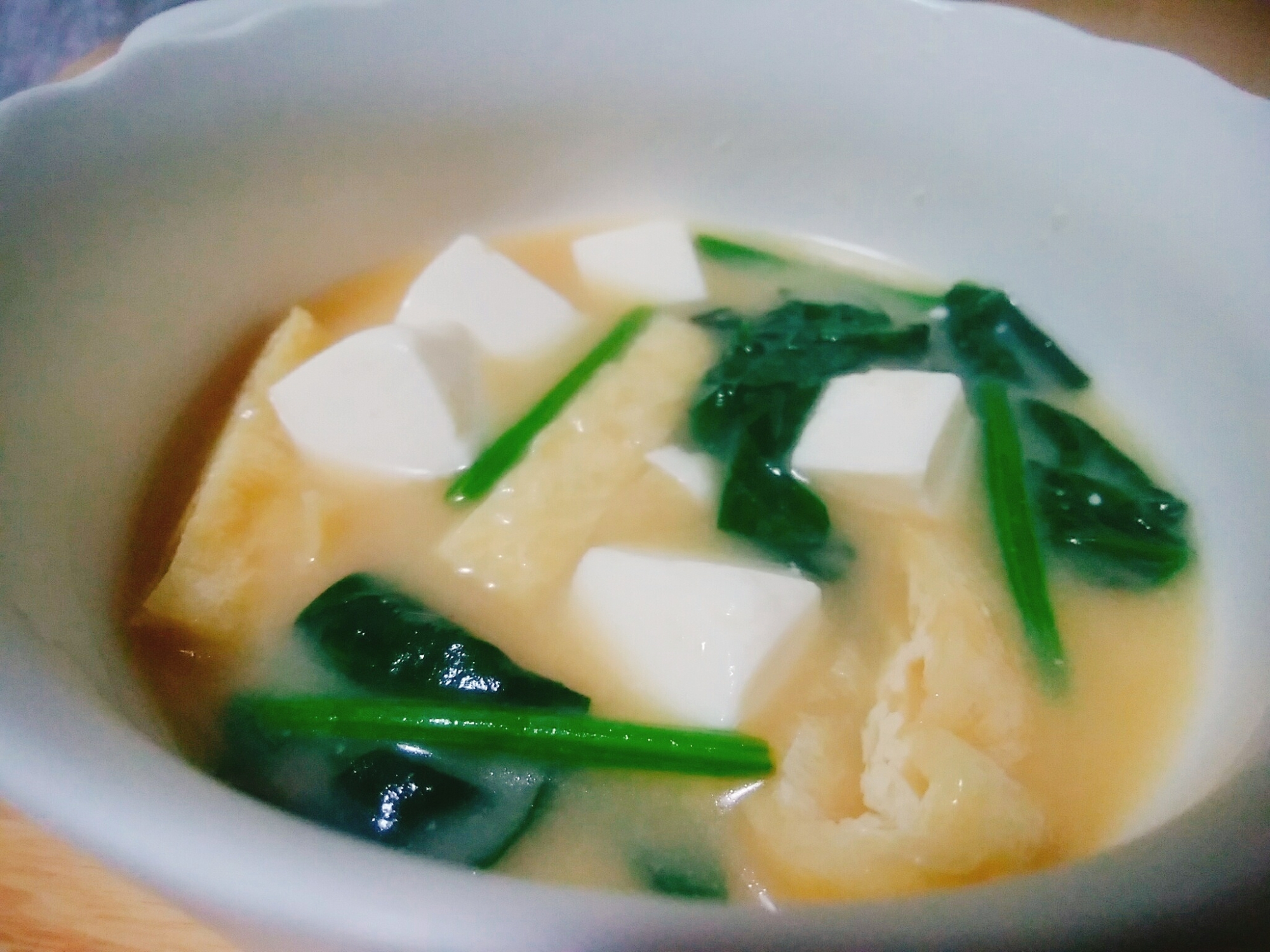 豆腐とほうれん草と油揚げの味噌汁