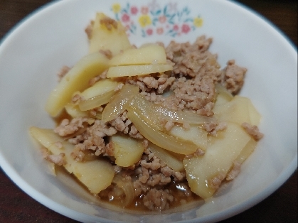 ひき肉、じゃがいも、のほかに玉ねぎも使いたくてこのレシピを参考にして作りました。しょうがはチューブタイプですがしょうが風味が美味しかったです。