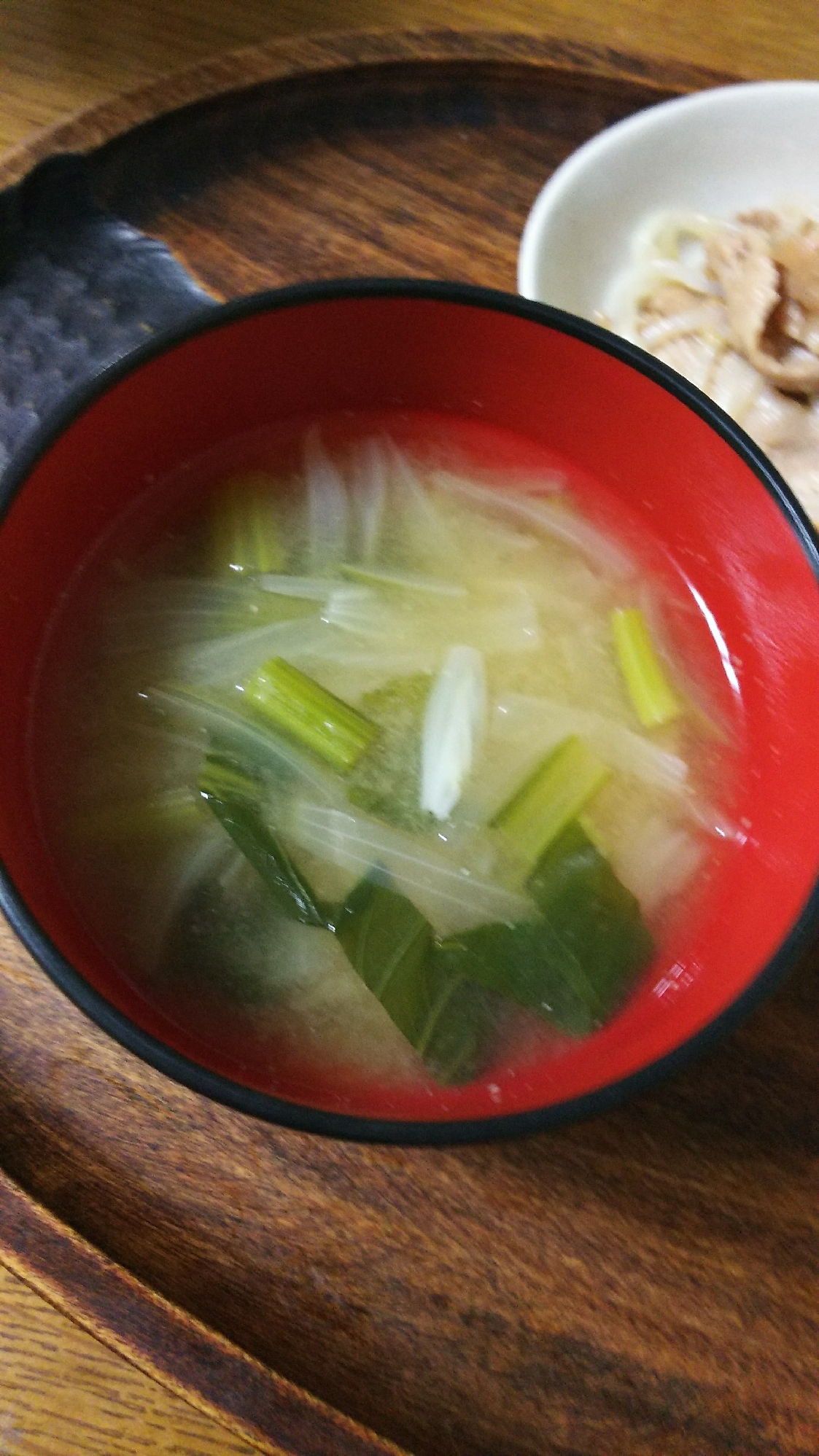 玉ねぎと小松菜の鶏ガラ味噌スープ