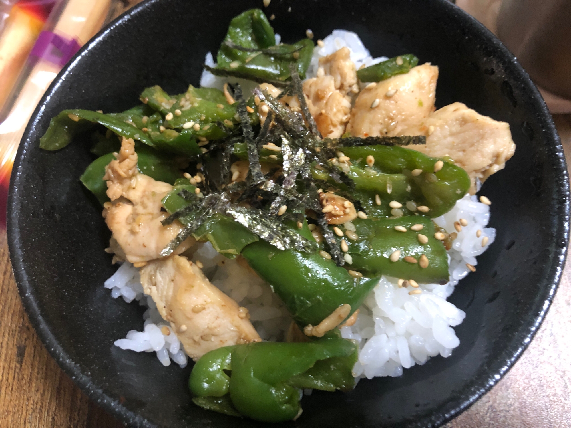 鶏むね肉とピーマンの炒め丼