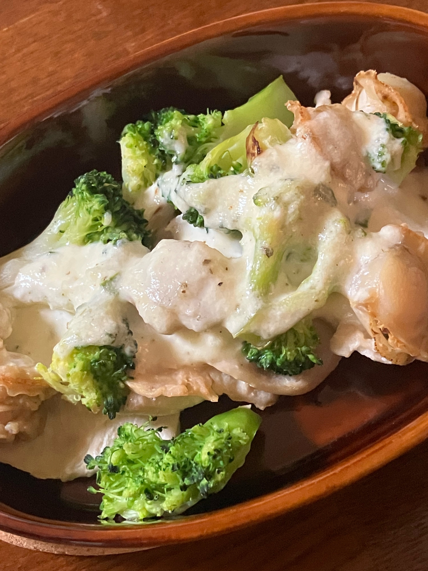 茶色いグラタン皿に入ったカッテージチーズと鶏むね肉のグラタン