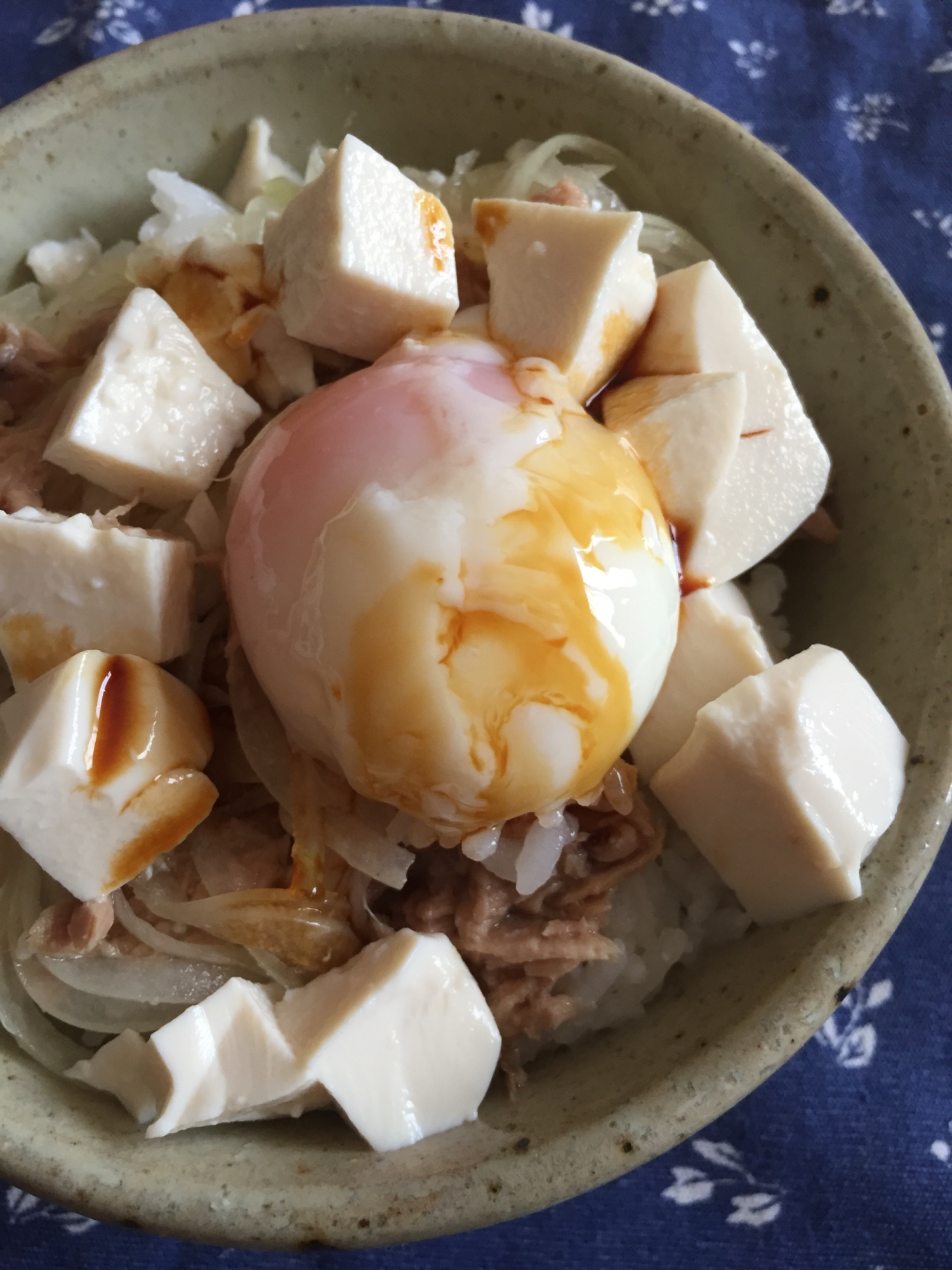 豆腐と温泉卵とツナの丼