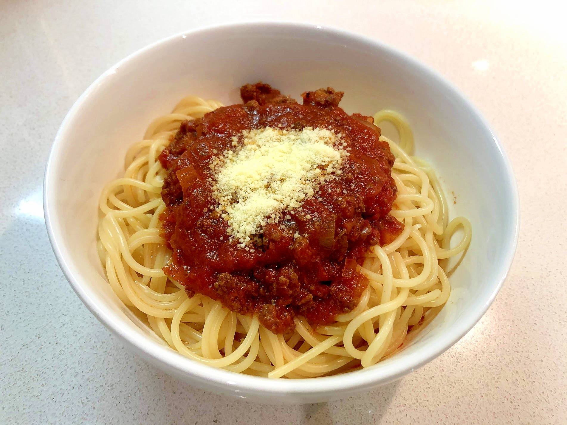 白い器に盛り付けたミートソースパスタ