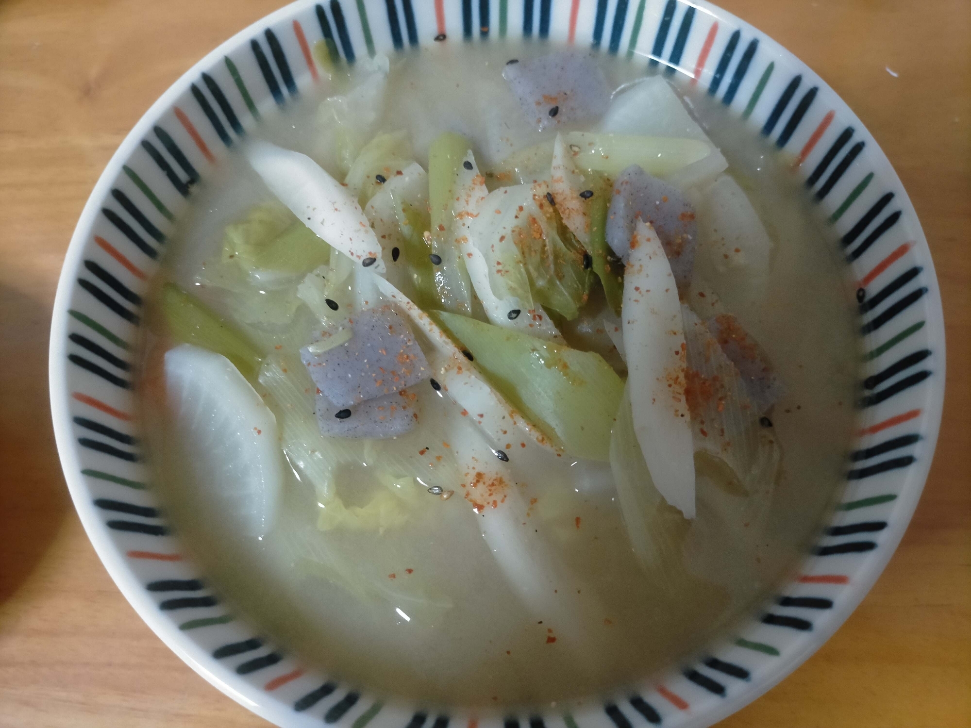 白菜と長ネギと大根の丼ぶりで食べる味噌汁