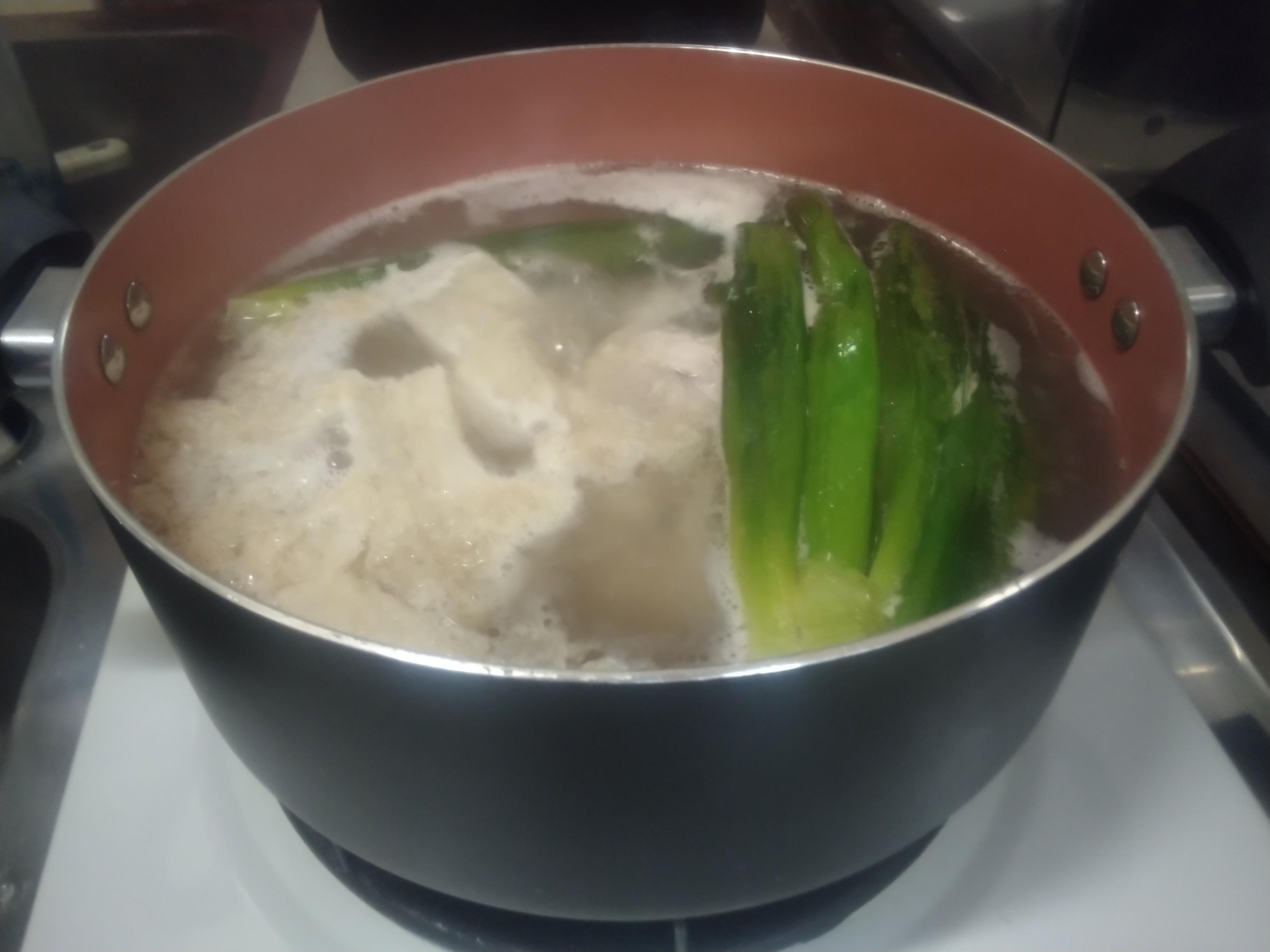 キヌガサダケと鶏もも肉のスープ