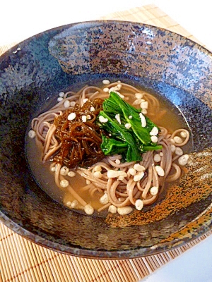 年越し蕎麦に★「もずくとほうれん草の蕎麦」