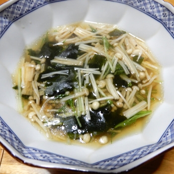 エノキと水菜、ワカメの和風スープ