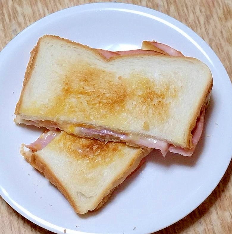 たっぷりハムとチーズのホットサンド