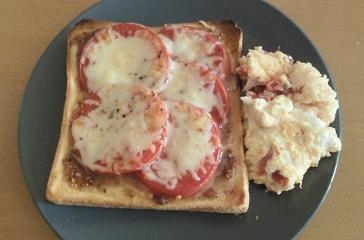 朝ごはんにいただきました♪トーストに乗りきらなかったトマトはオムレツに。トマト＋チーズの組み合わせがとても美味しかったです!(*´∀｀)