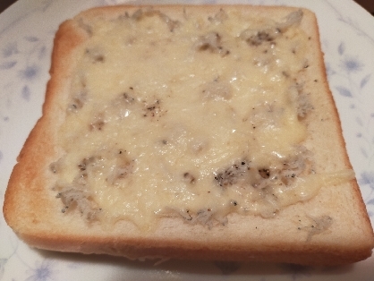チーズと釜揚げしらすトースト　結構パンに合います