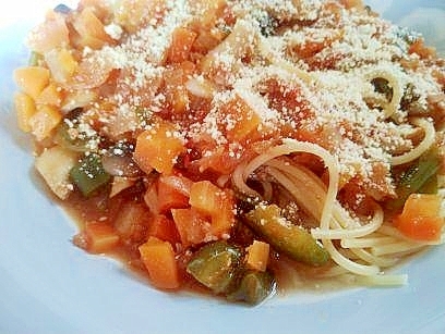 デミグラスソースで　野菜たっぷりミートソースパスタ