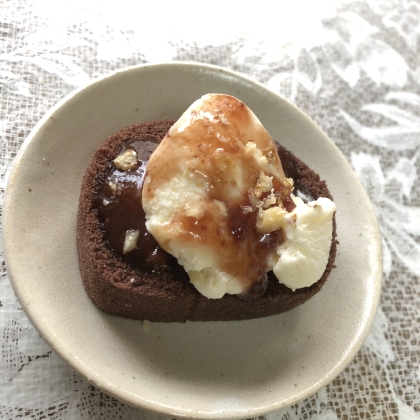 アイスとストロベリーと胡桃のチョコロールケーキ