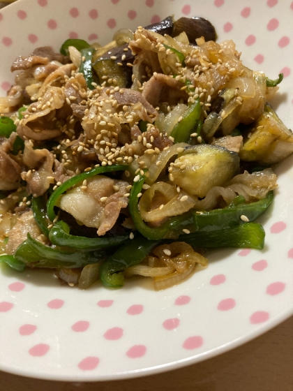 冷蔵庫に余ってた玉ねぎと豚肉も入れちゃいました！ご飯が進む味で家族も沢山食べてくれました！美味しかったです！