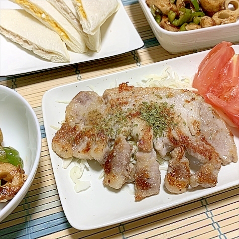 豚ロースとんかつ肉が天ぷら粉でこんがりにソーテー！