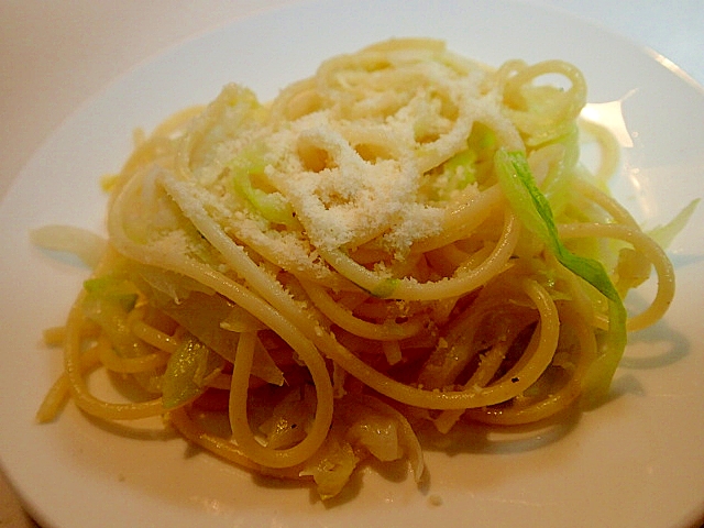 クレイジーソルトで　茹でキャベツのミニパスタ♬