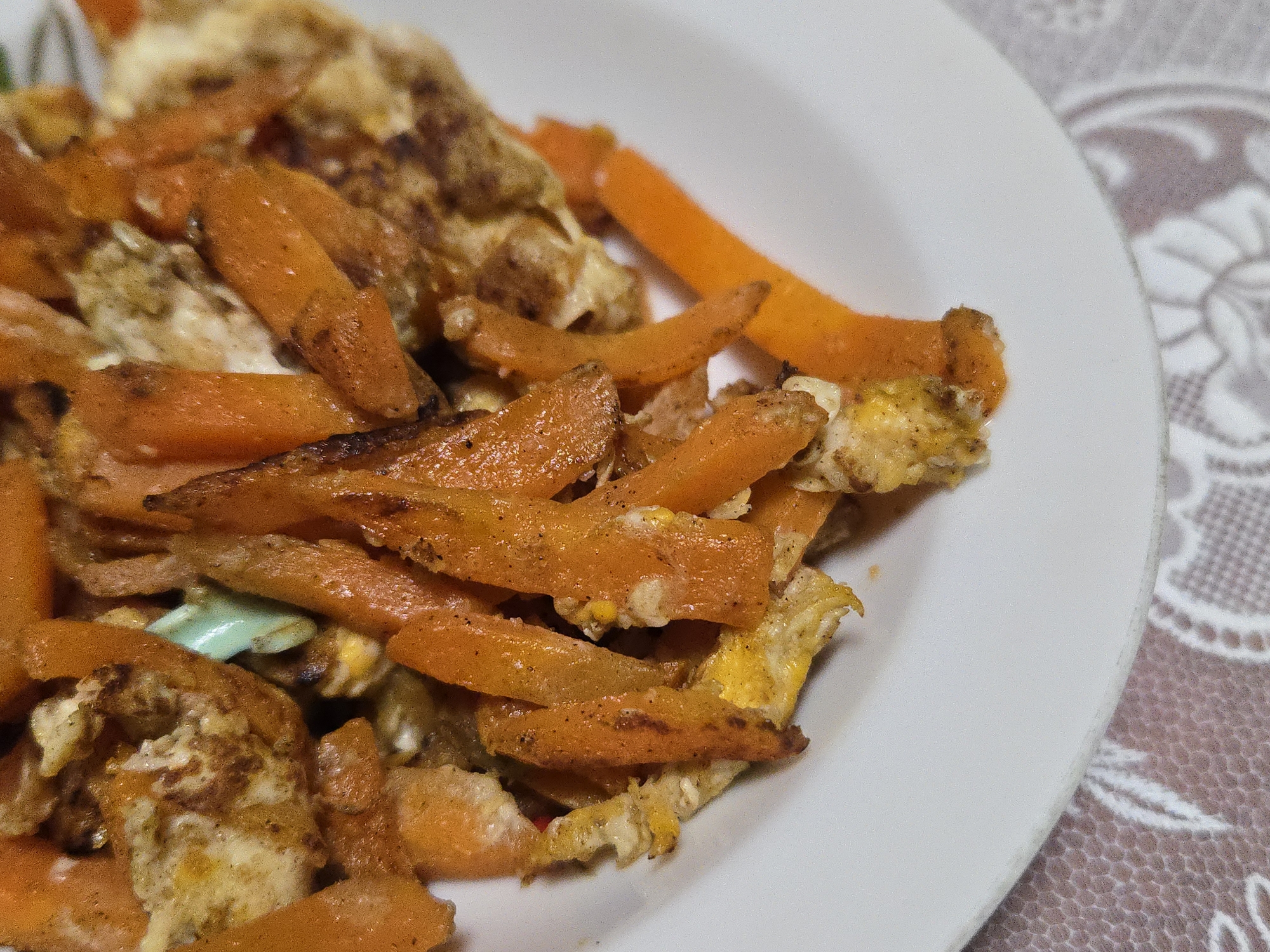 たまごと人参の塩コショウ炒め