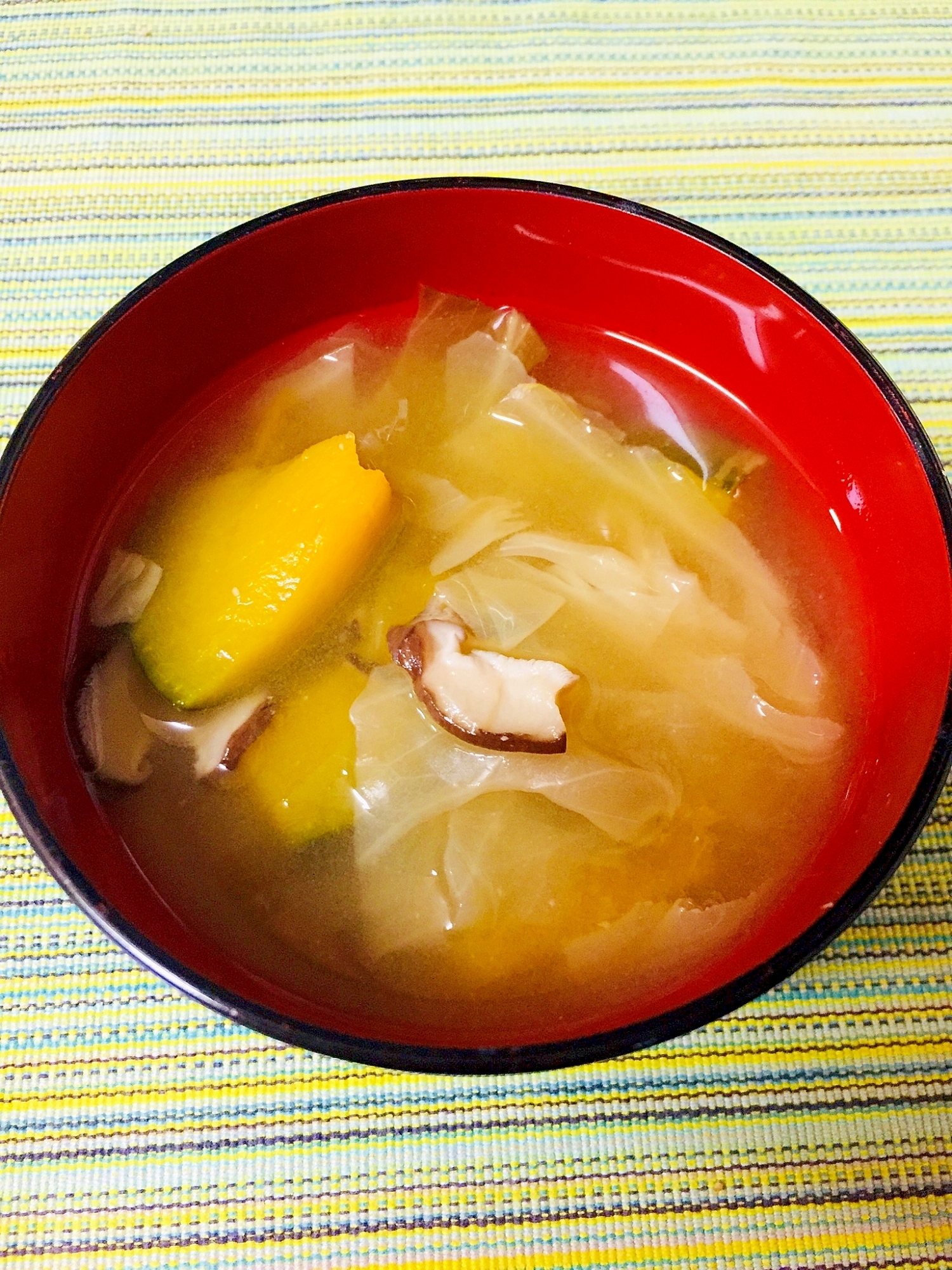 かぼちゃと椎茸とキャベツの味噌汁