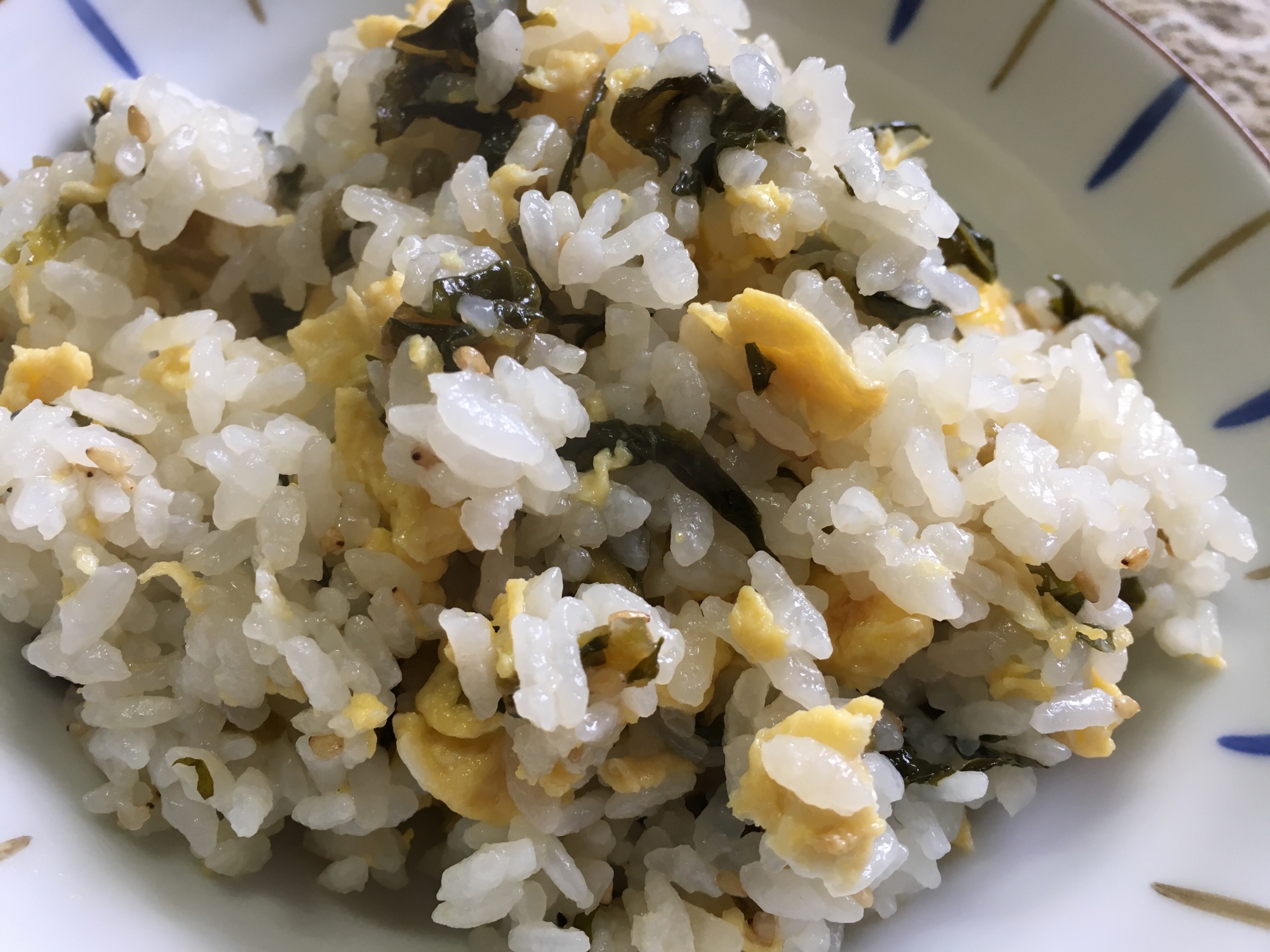 ごま油が効いた！大根葉の佃煮と炒り卵の混ぜご飯